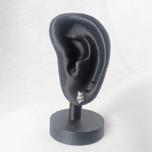 Paar detaillierte Eulen-Ohrstecker aus 925 Sterling Silber an schwarzem Ohr-Display.