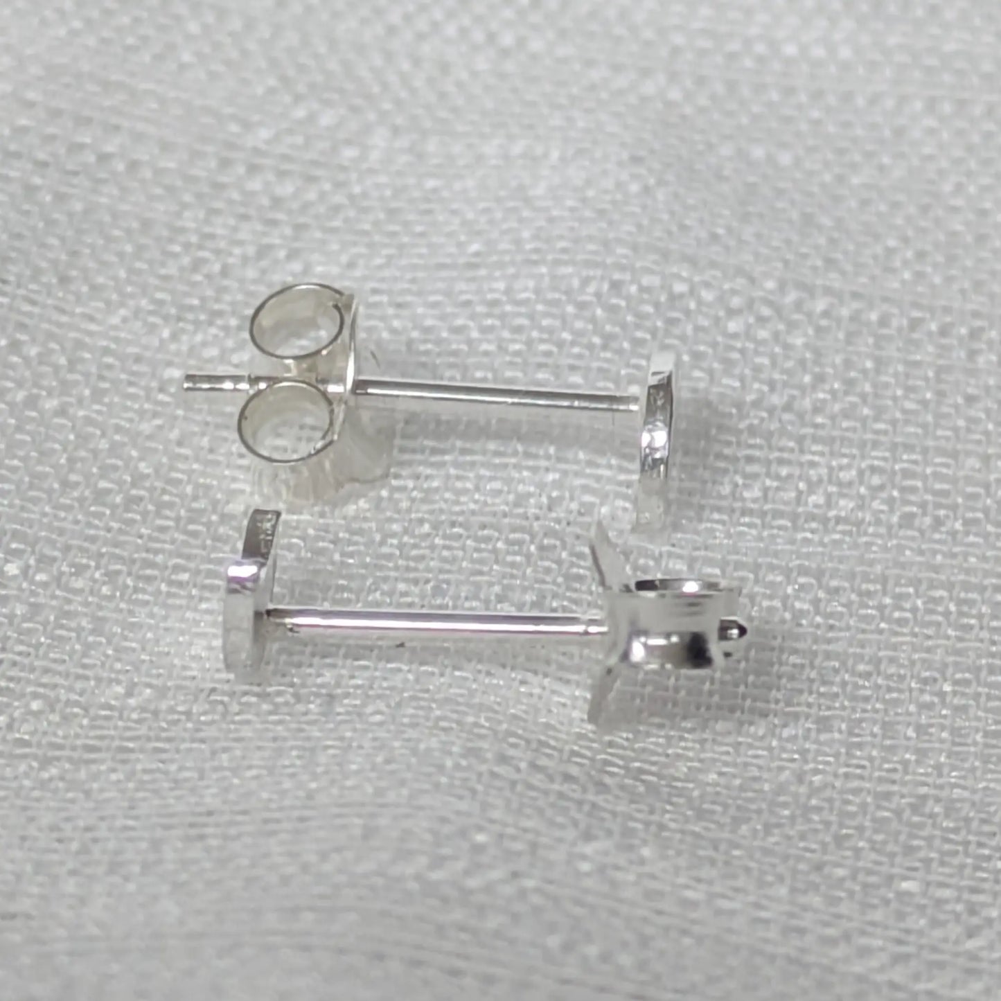 Seitenprofil der flachen Mond-Ohrstecker zur Darstellung der Materialstärke.
