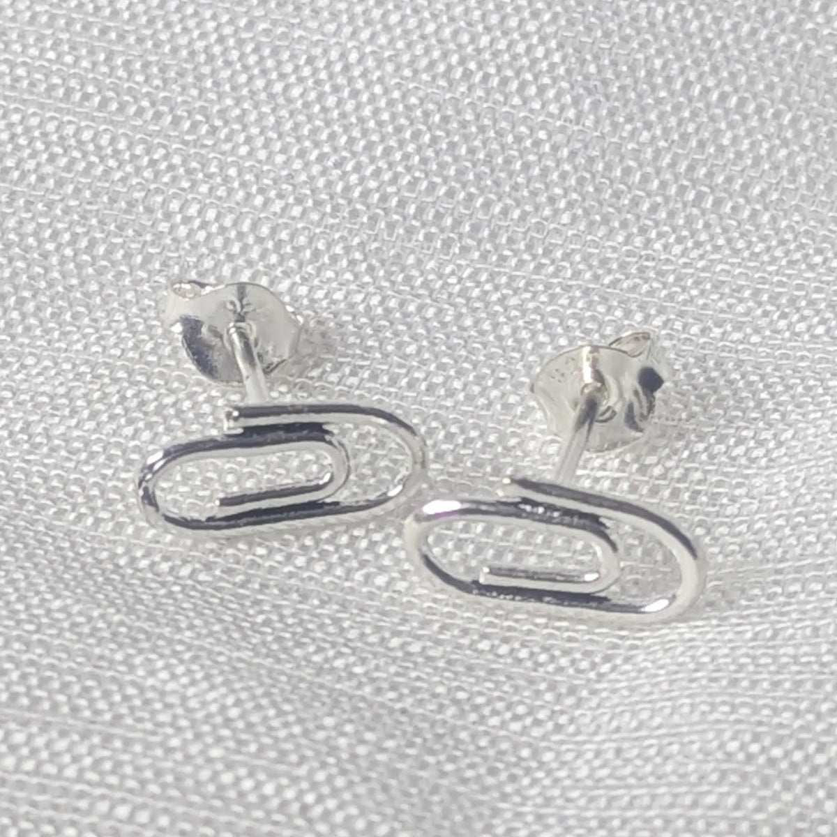 Frontalansicht der originellen Paperclip-Silberohrringe mit typischer, ineinandergreifender Drahtform.