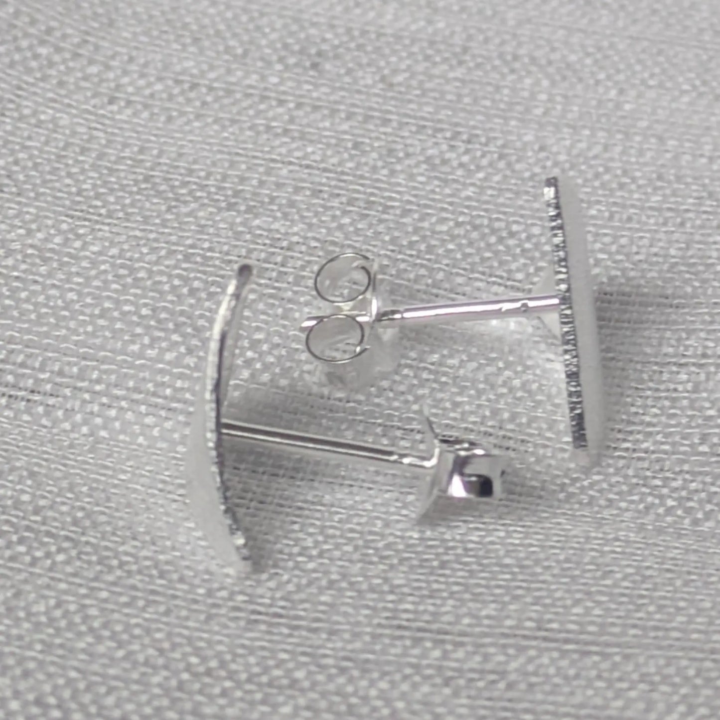 Seitenprofil der minimalistischen Silber-Ohrstecker zur Darstellung der Materialstärke.