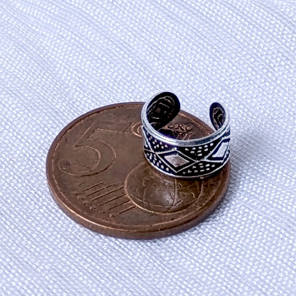 Größenvergleich: Vintage Silber Ear Cuff mit Rautenmuster liegend auf einer 5-Cent-Münze.