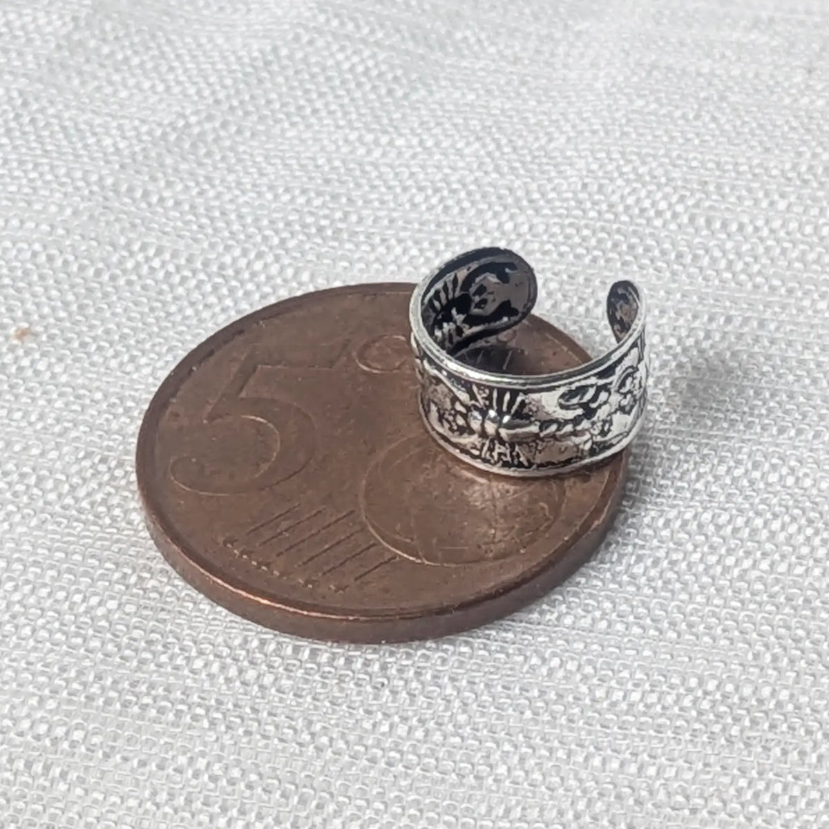 925 Silber Ohrklemme mit Hummer Motiv auf einer 5-Cent-Münze zum Größenvergleich