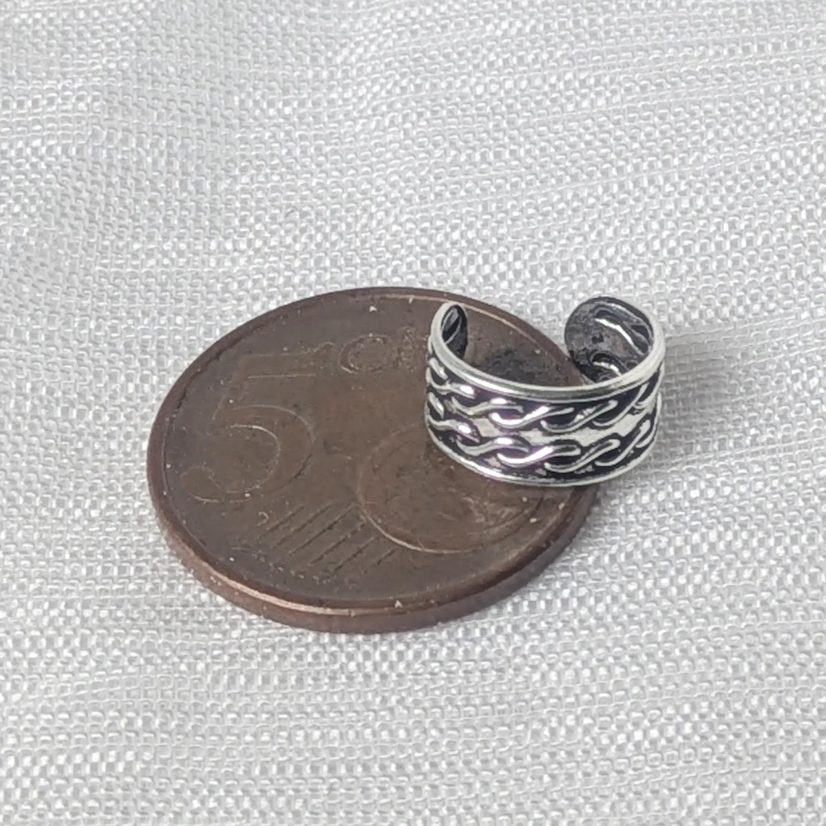 Größenvergleich der breiten 925 Silber Ohrklemme mit Wellen-Design, zur exakten Veranschaulichung platziert auf einer 5-Cent-Münze.