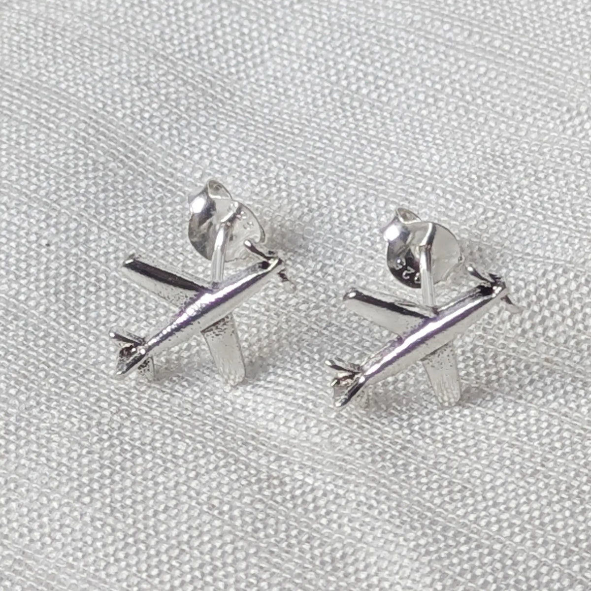Flugzeug-Ohrstecker aus 925 Silber frontal mit sichtbaren Tragflächen und Flugzeugrumpf