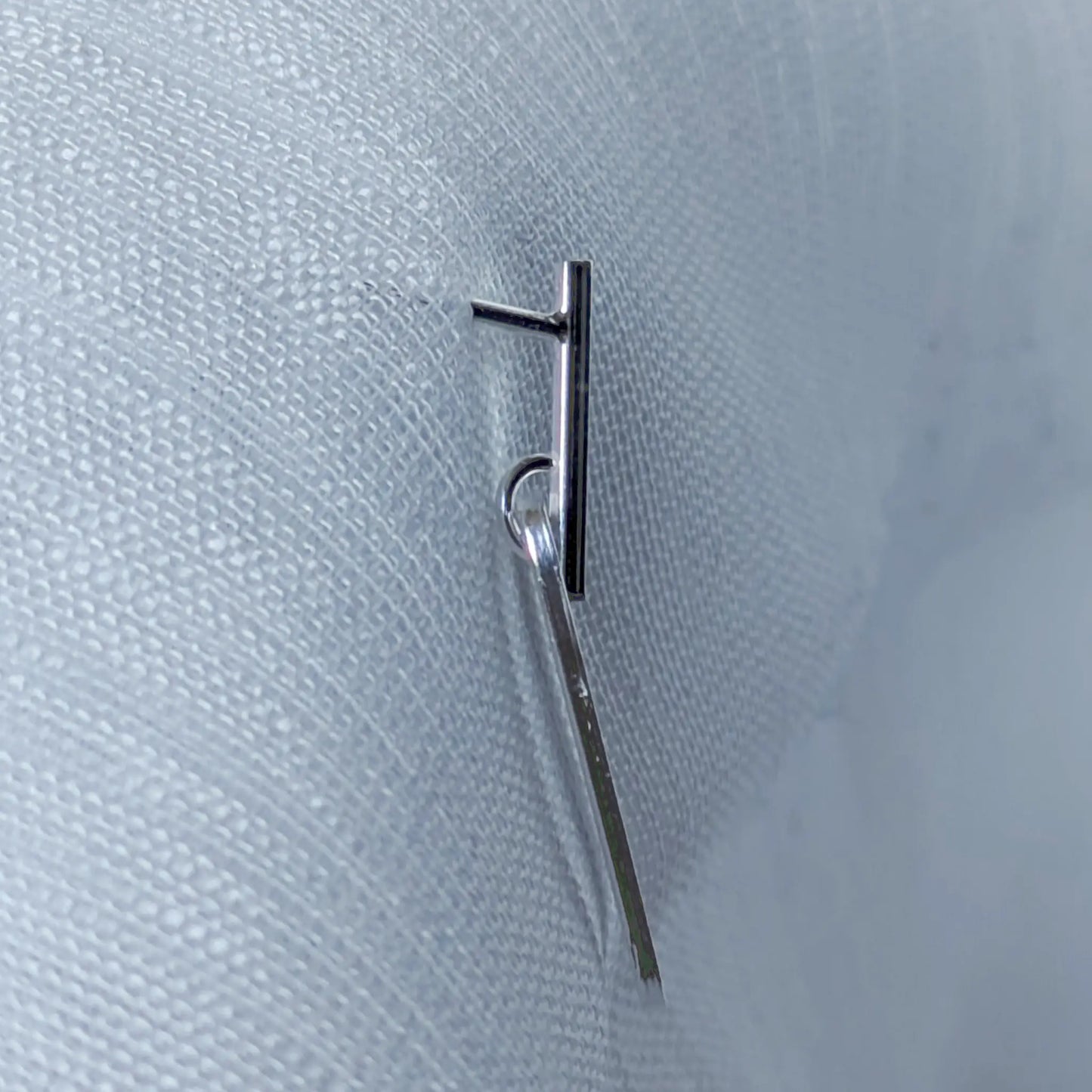 Seitliche Perspektive der Stab-Ohrhänger zur Verdeutlichung der dreidimensionalen Form.