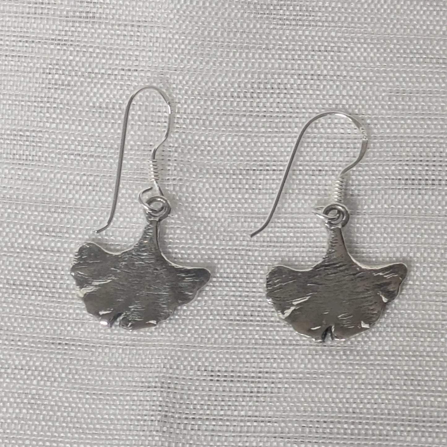 Rückseite der Silber-Ohrringe mit Fokus.