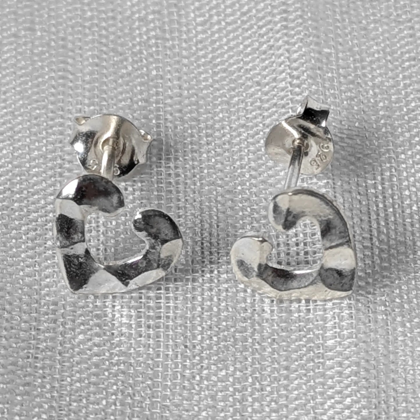 Herz Ohrstecker Silber 925 – Gehämmert & Organisch