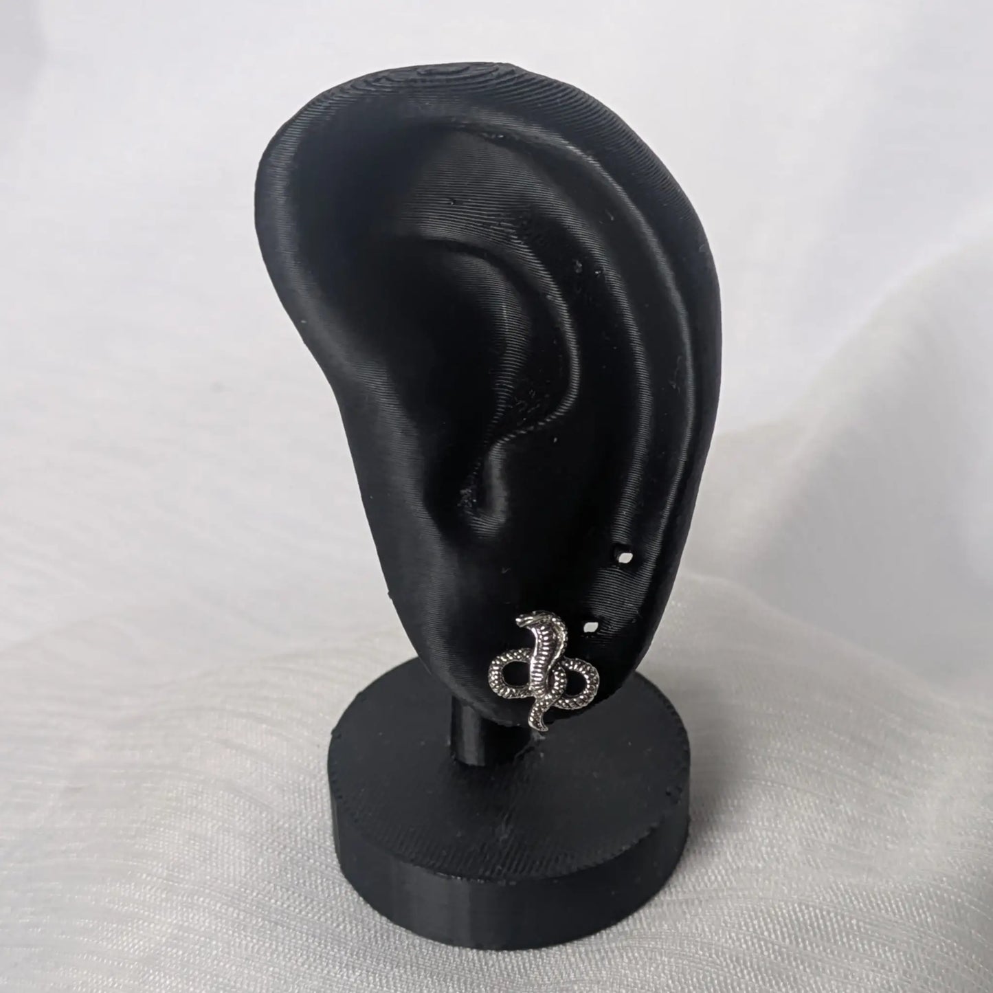 Kobra Schlangen Ohrstecker am Ohr getragen Größenbeispiel.