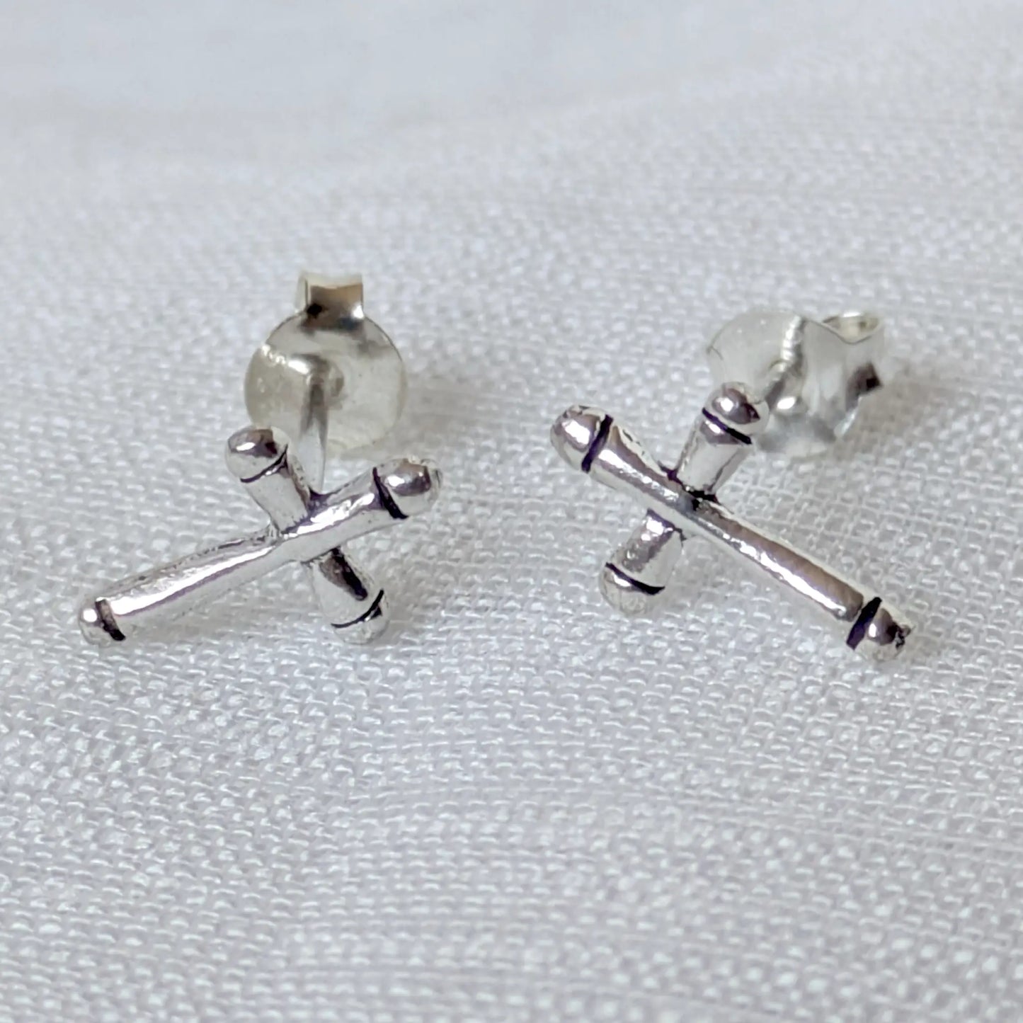 Frontalansicht der kleinen Kreuz Ohrstecker aus hochglanzpoliertem 925 Sterling Silber.