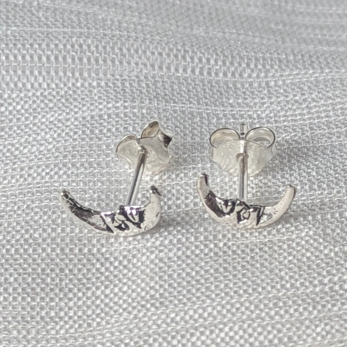 925 Silber Ohrstecker mit Mondgesicht Motiv frontal fotografiert auf hellem Hintergrund