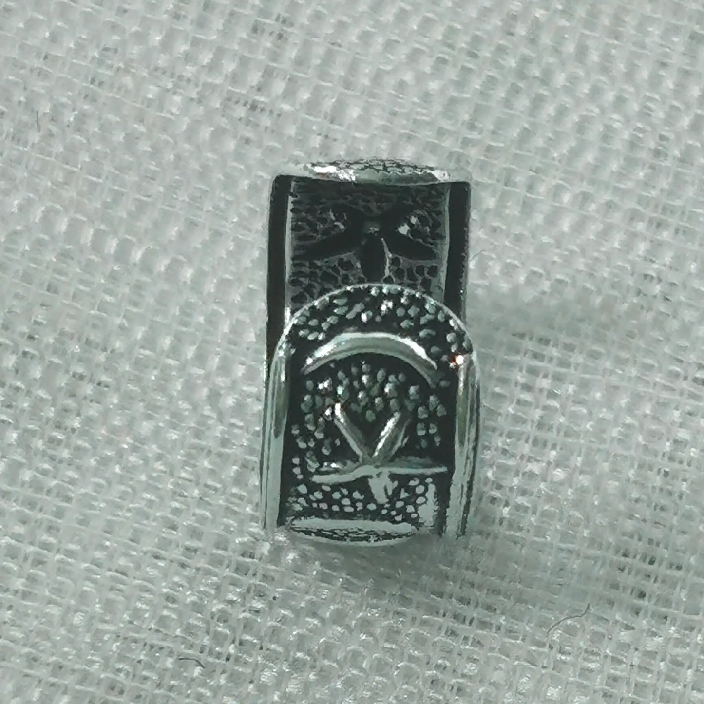 Rückseite der verstellbaren Silber Ear Cuff mit strukturierter Oberfläche.