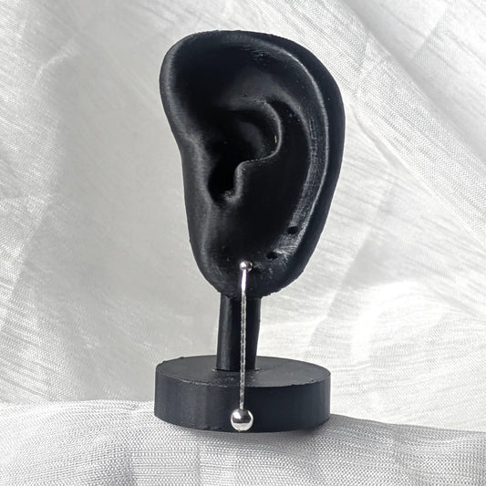 925 Silber Kettenohrstecker mit Kugeln präsentiert auf schwarzem Ohrschmuck-Display