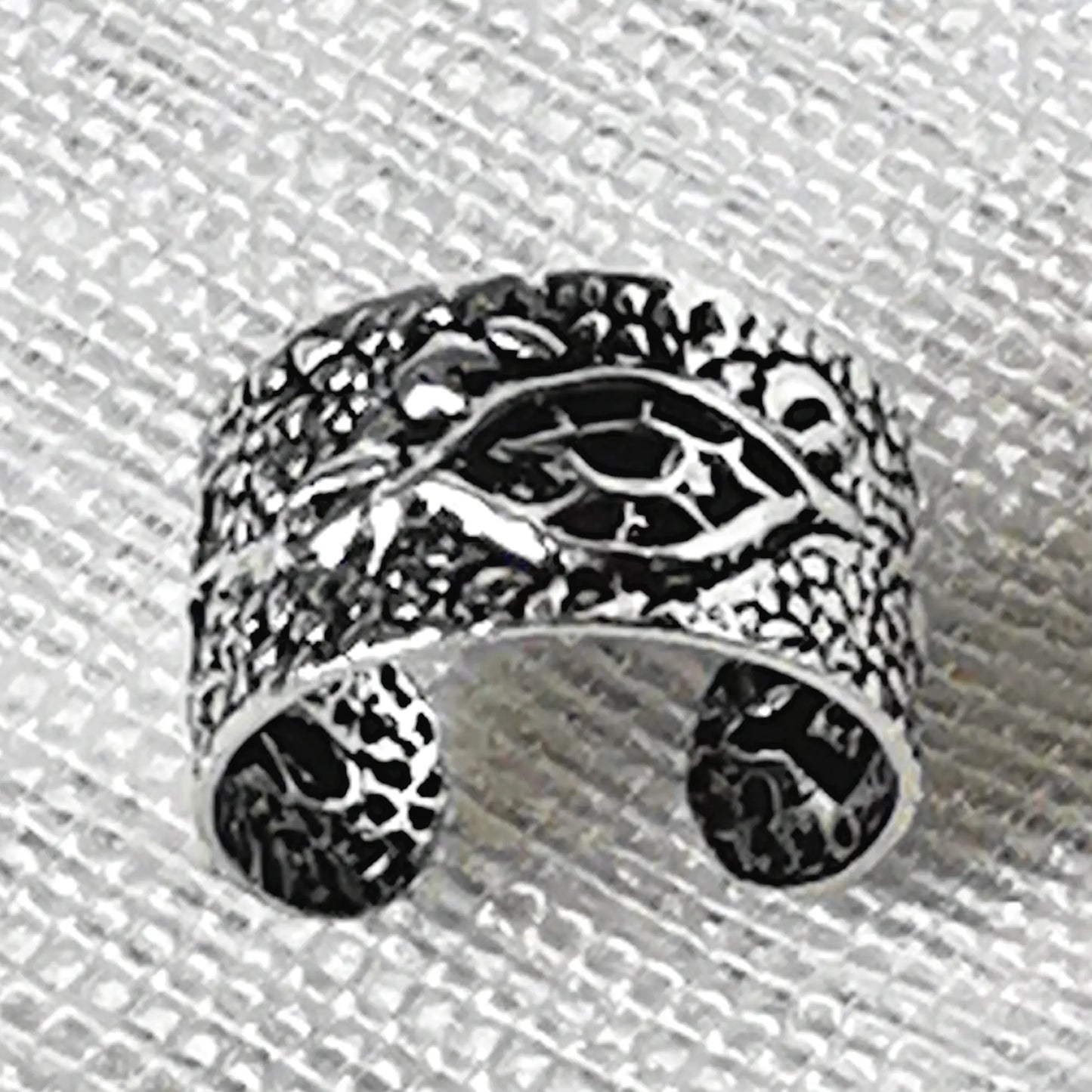 Seitenansicht des verstellbaren Boho Silber-Ear-Cuffs mit geschwärzten Akzenten