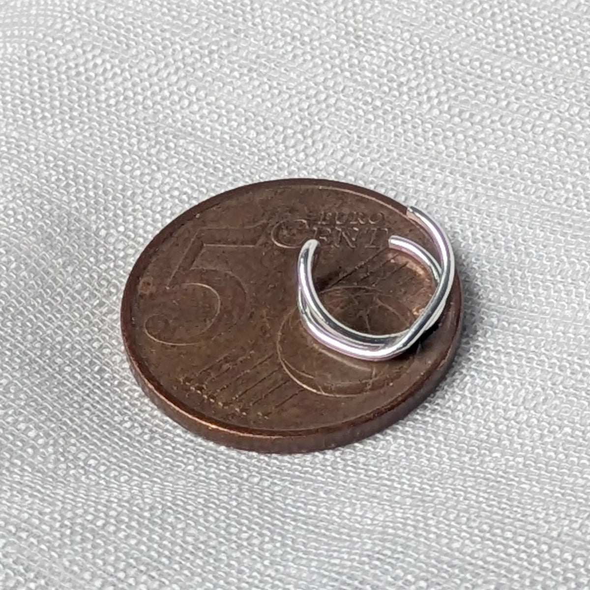 Rückseite der 925 Silber Ohrklemme mit Fokus auf die glatten, abgerundeten Drahtenden für einen angenehmen Tragekomfort.