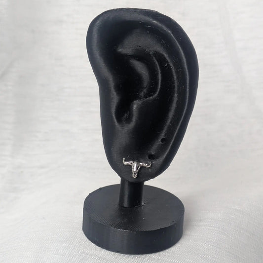 Silbernen Longhorn-Ohrringe am Ohr-Display