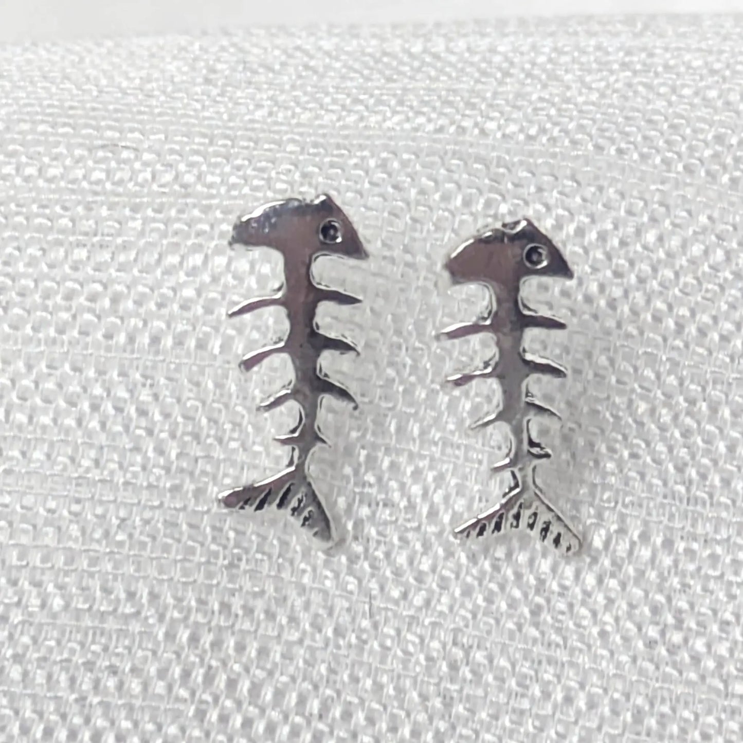 Detaillierte Nahaufnahme: Fischgräten-Ohrstecker aus 925 Silber mit Skelett-Struktur