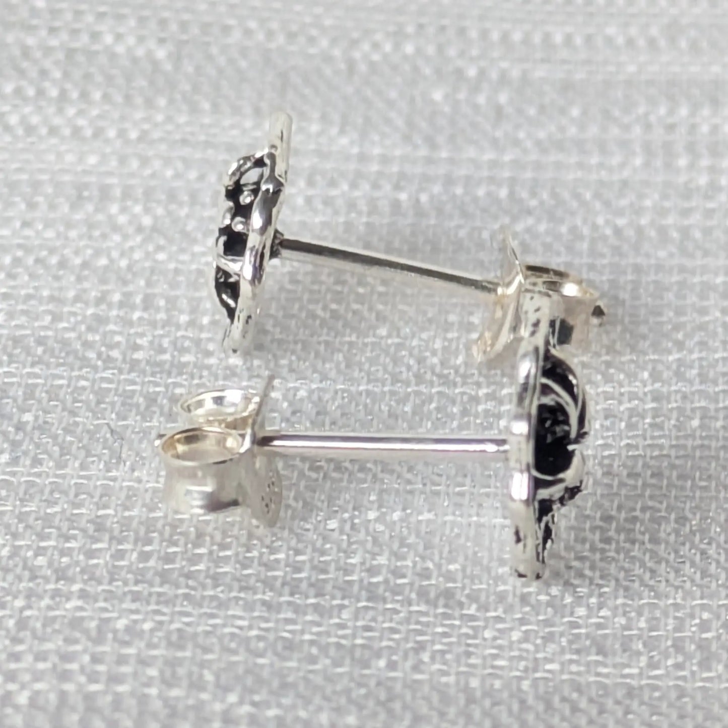 Seitenansicht der 925 Silber Ohrstecker für Damen im Spinnennetz-Design