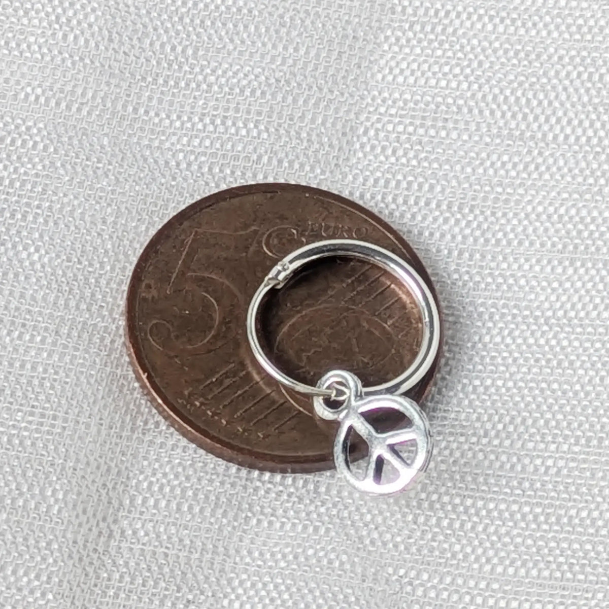 Kleine 925 Silber Peace Creole liegend auf einer 5-Cent-Münze zum genauen Größenvergleich.