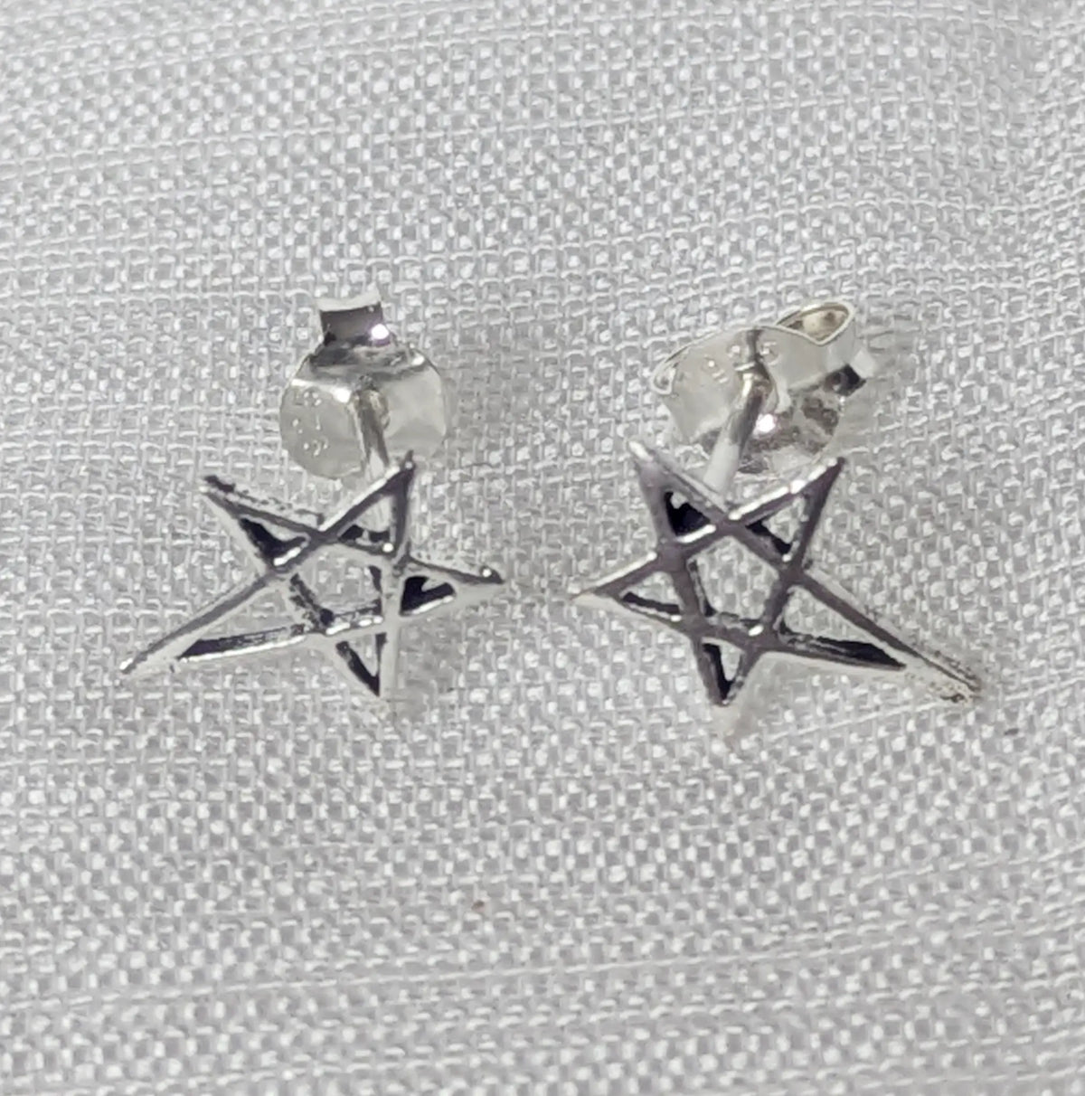 Frontalansicht der mystischen Pentagramm Silber Ohrstecker mit oxidierten Konturen