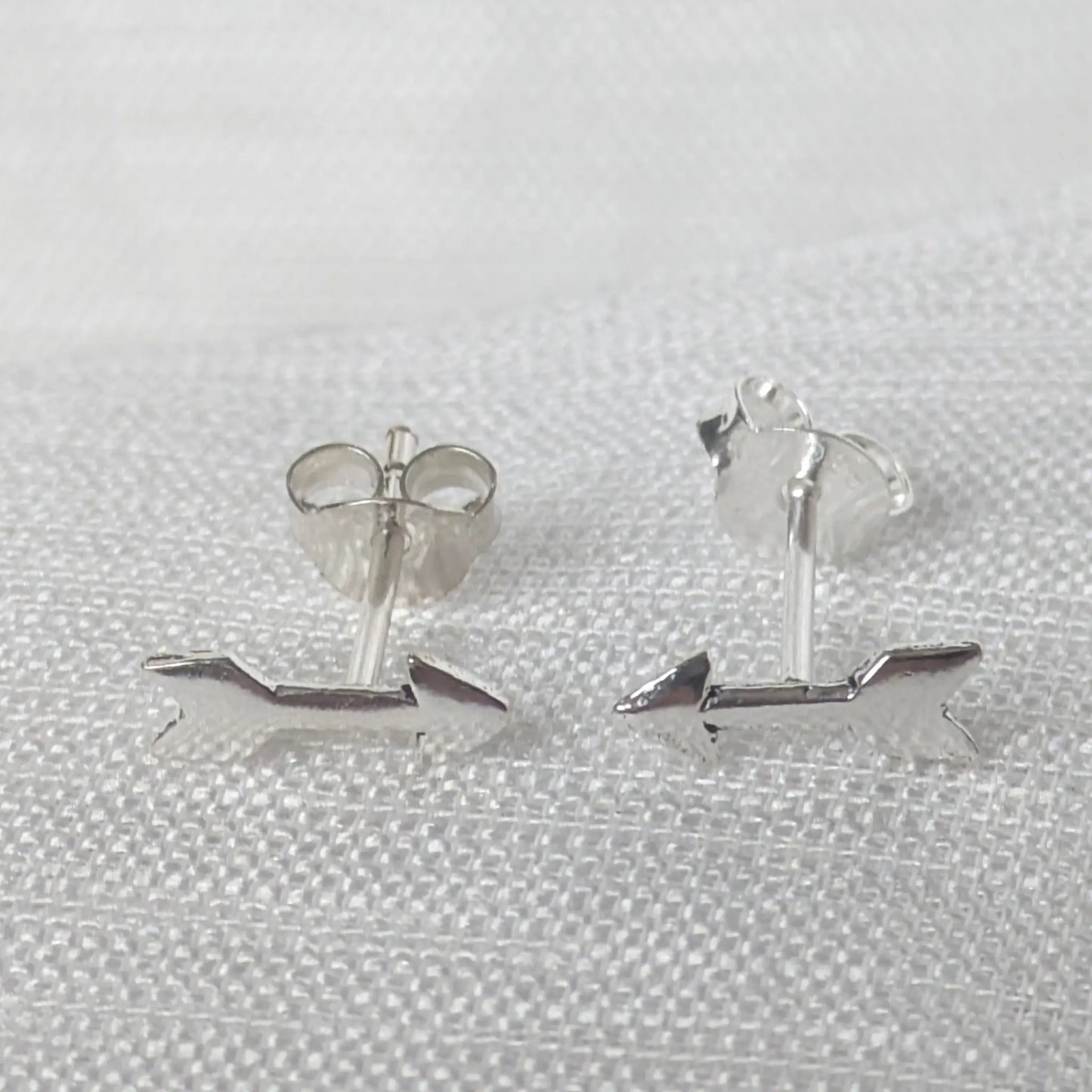 Frontale Detailansicht der zierlichen Pfeil-Ohrringe aus Sterling Silber mit präziser geometrischer Form.