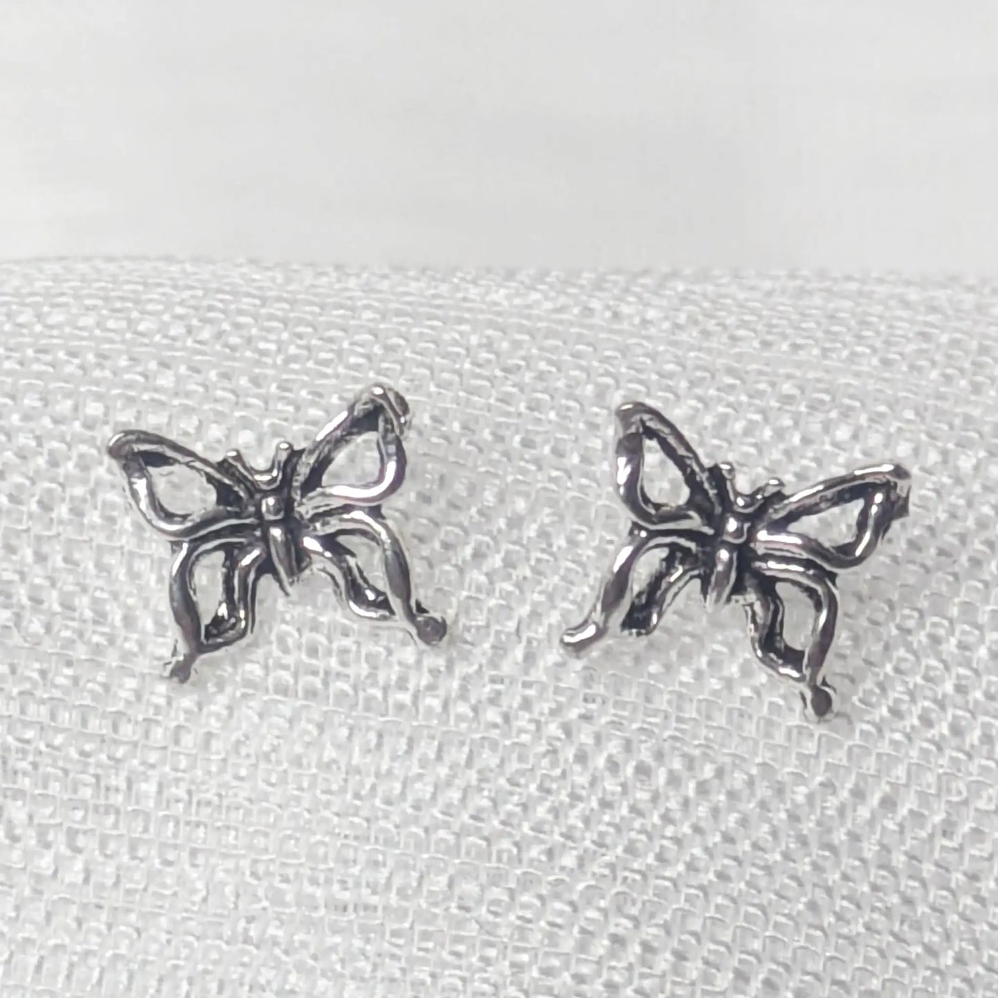 Detailreiche Nahaufnahme Schmetterling Ohrstecker aus 925 Silber