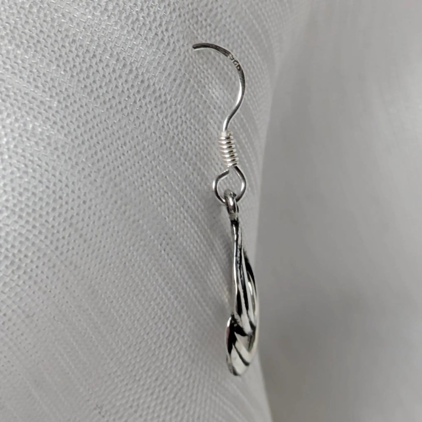 Seitenansicht der filigranen Silber-Ohrhänger aus echtem Sterling Silber