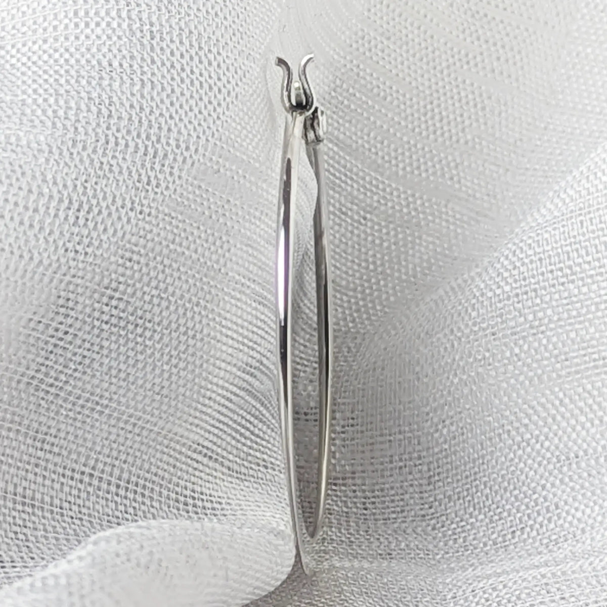 Seitenansicht der 925 Silber Creolen 35mm mit sicherem Klappverschluss und dem schmal zulaufenden oberen Segment.