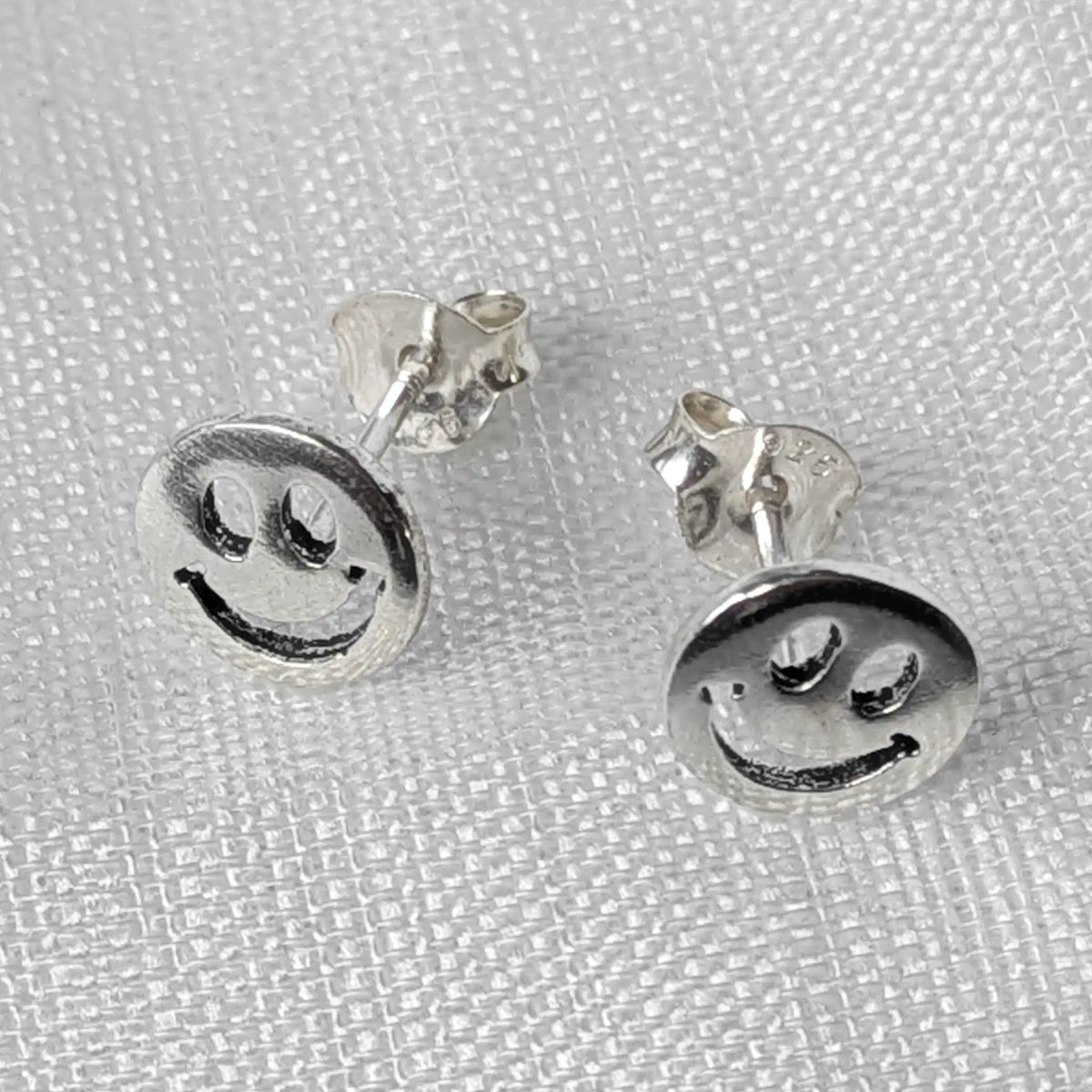 Frontalansicht Paar Smiley Ohrstecker Silber 925 mit eingeprägtem Lachgesicht