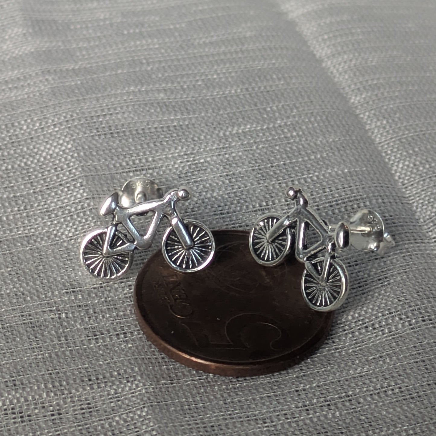 Mini Fahrrad Ohrstecker aus 925 Silber – Größenvergleich auf 5-Cent Münze
