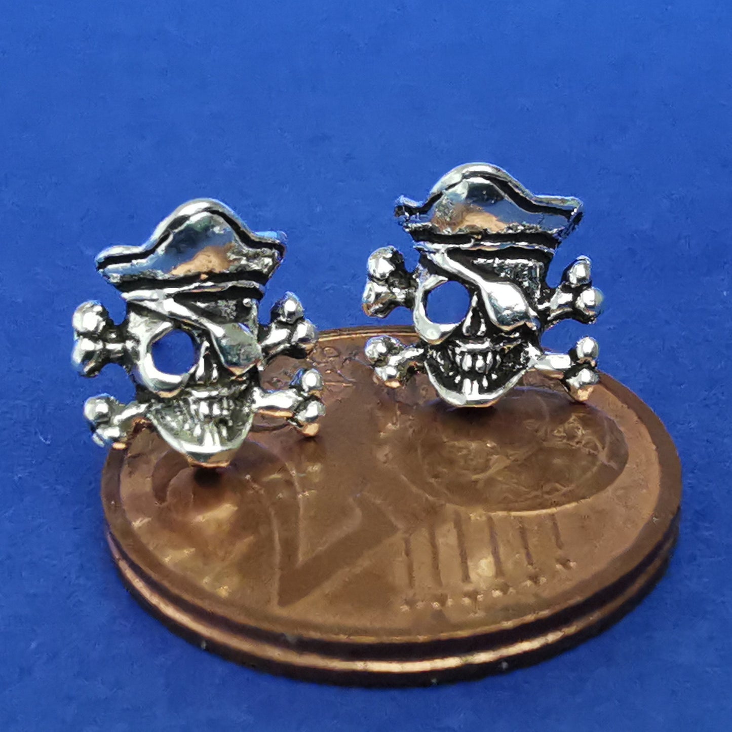 Ohrstecker aus Silber Totenkopf mit Augenklappe – Ohrringe