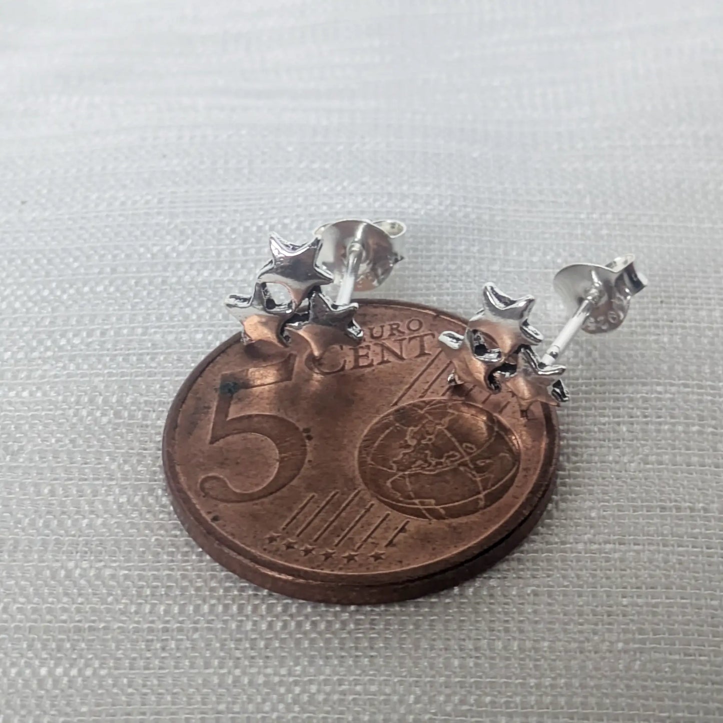 Größenvergleich der zierlichen Echtsilber-Sternenkonstellation auf einer 5-Cent-Münze zur genauen Einschätzung der kleinen Maße.