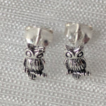 Lade das Bild in den Galerie-Viewer, Filigrane Eulen-Ohrringe im Tiermotiv, die auf einem Ast sitzen, mit geschwärzten Details zur Hervorhebung des Gefieders.
