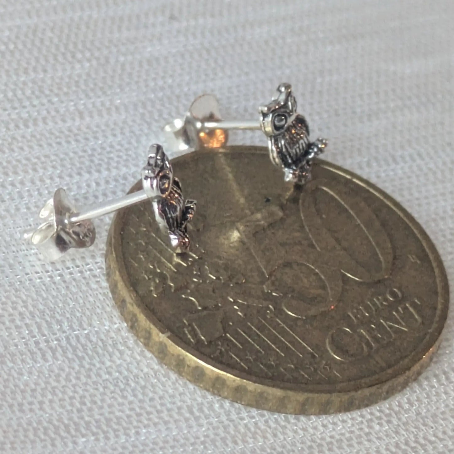 Kleine Damen-Ohrstecker in Form einer Eule, geeignet für den täglichen Gebrauch.