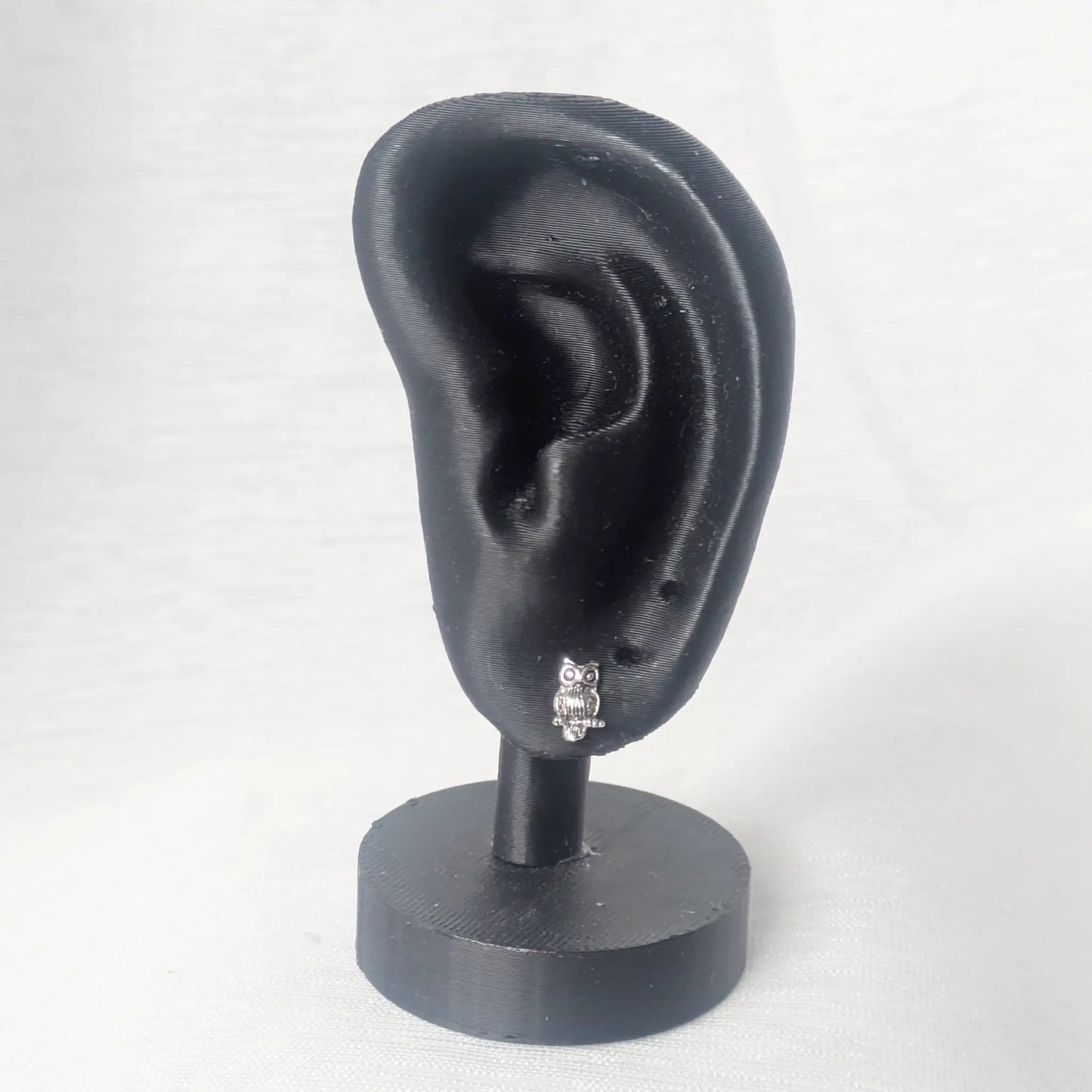 Paar detaillierte Eulen-Ohrstecker aus 925 Sterling Silber an schwarzem Ohr-Display.