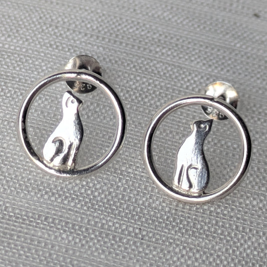Filigrane 925-Silber Ohrstecker mit sitzender Katze im offenen Kreisdesign auf heller Stoffoberfläche