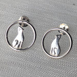 Lade das Bild in den Galerie-Viewer, Filigrane 925-Silber Ohrstecker mit sitzender Katze im offenen Kreisdesign auf heller Stoffoberfläche
