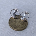 Lade das Bild in den Galerie-Viewer, Paar Katzen-Ohrstecker aus 925 Sterling Silber, frontal fotografiert auf 50-Cent Münze
