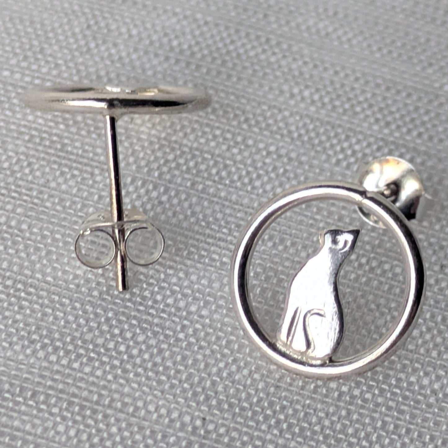Detailansicht der silbernen Ohrstecker mit Katzenmotiv und Butterfly-Verschluss.