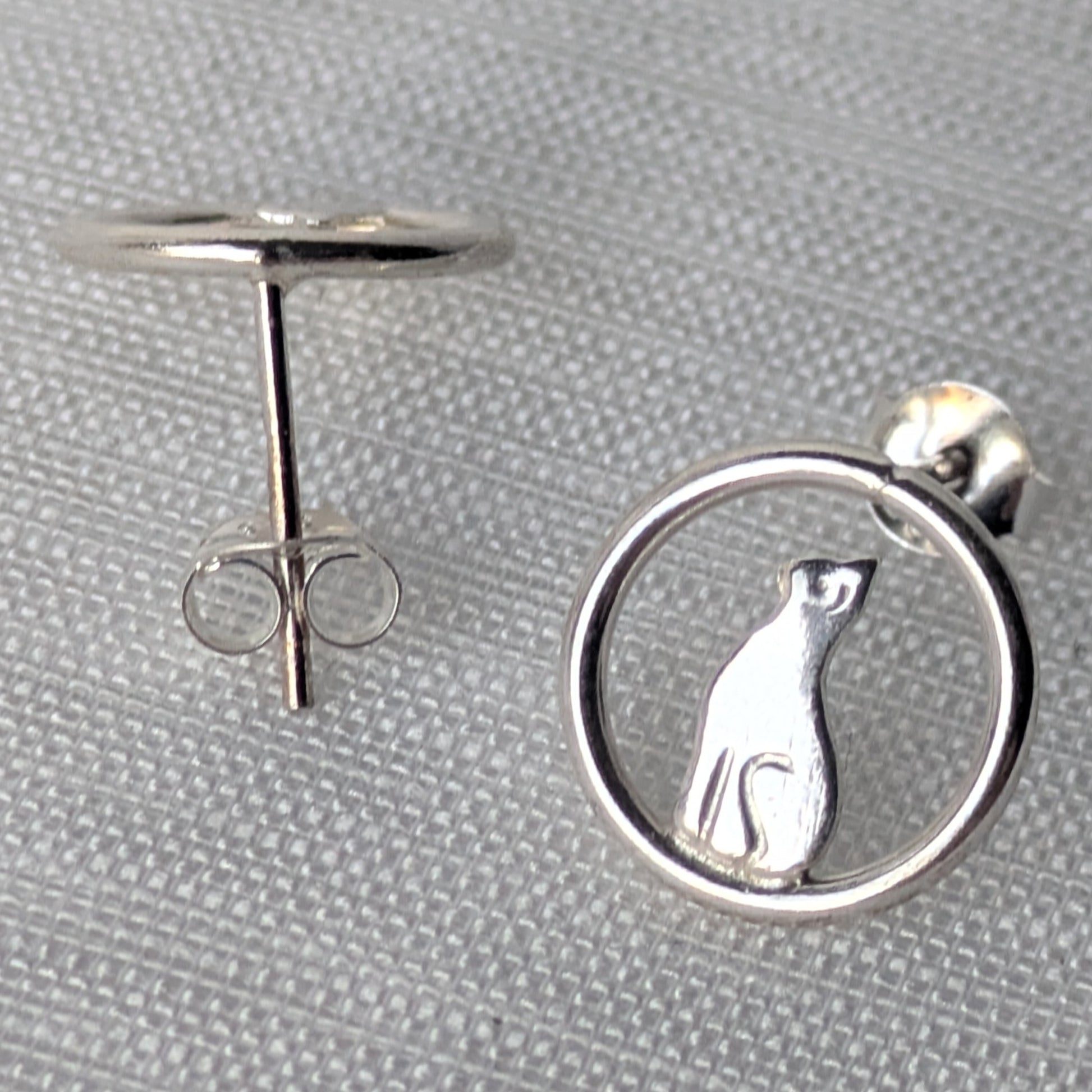 Detailansicht der silbernen Ohrstecker mit Katzenmotiv und Butterfly-Verschluss.