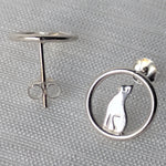 Lade das Bild in den Galerie-Viewer, Detailansicht der silbernen Ohrstecker mit Katzenmotiv und Butterfly-Verschluss.
