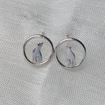 Lade das Bild in den Galerie-Viewer, Nahaufnahme von silbernen Katzen-Ohrsteckern mit polierter Figur im runden Rahmen.
