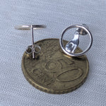 Lade das Bild in den Galerie-Viewer, Zwei runde Silber-Ohrstecker mit eingearbeitetem Katzenmotiv, elegant präsentiert.
