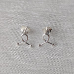 Lade das Bild in den Galerie-Viewer, Elegante Awareness-Schleifen aus 925er Silber – zarte Ohrstecker in Nahaufnahme
