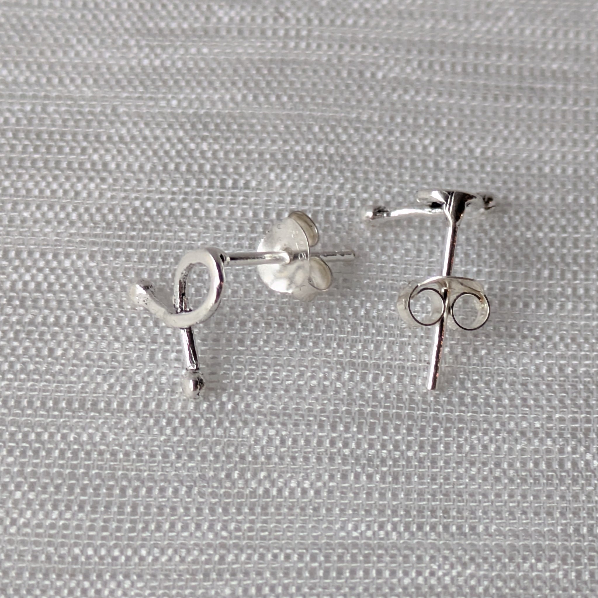 Detailaufnahme der Mini-Ribbon Ohrstecker – feine Verarbeitung und symbolisches Design