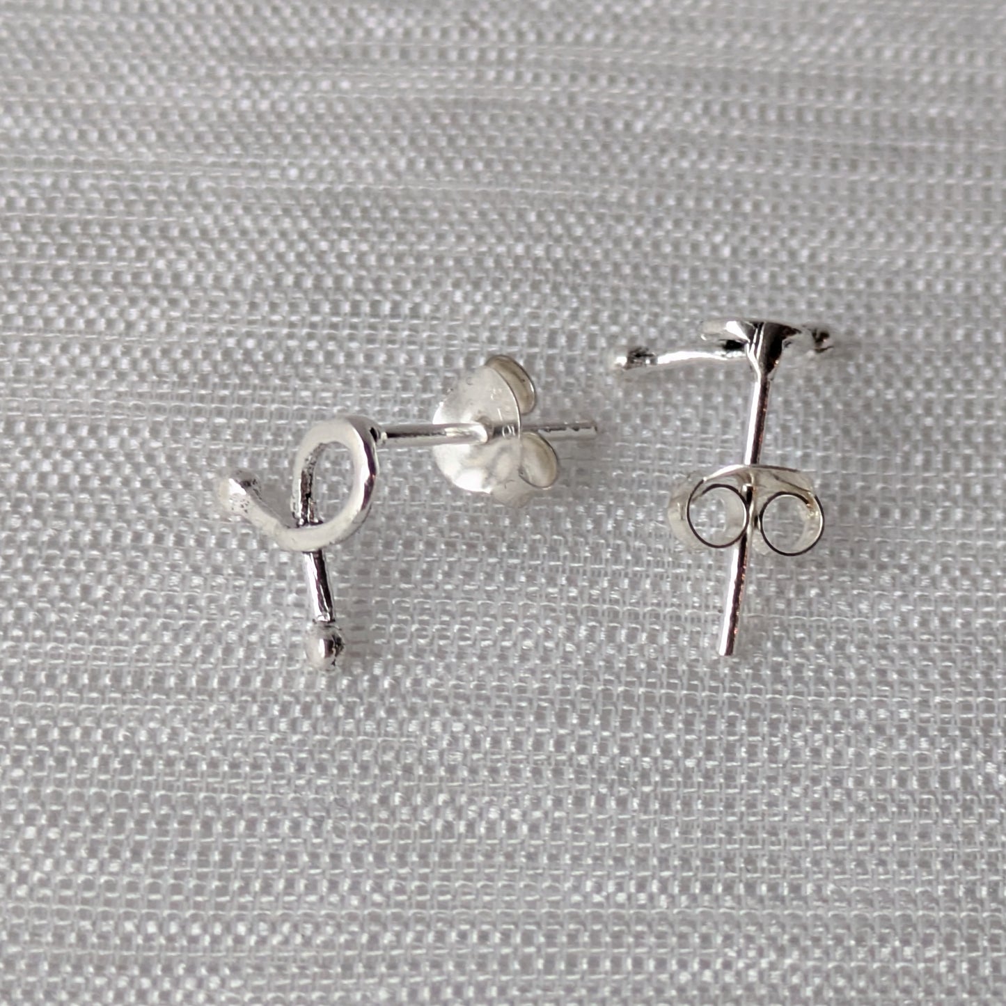 Detailaufnahme der Mini-Ribbon Ohrstecker – feine Verarbeitung und symbolisches Design