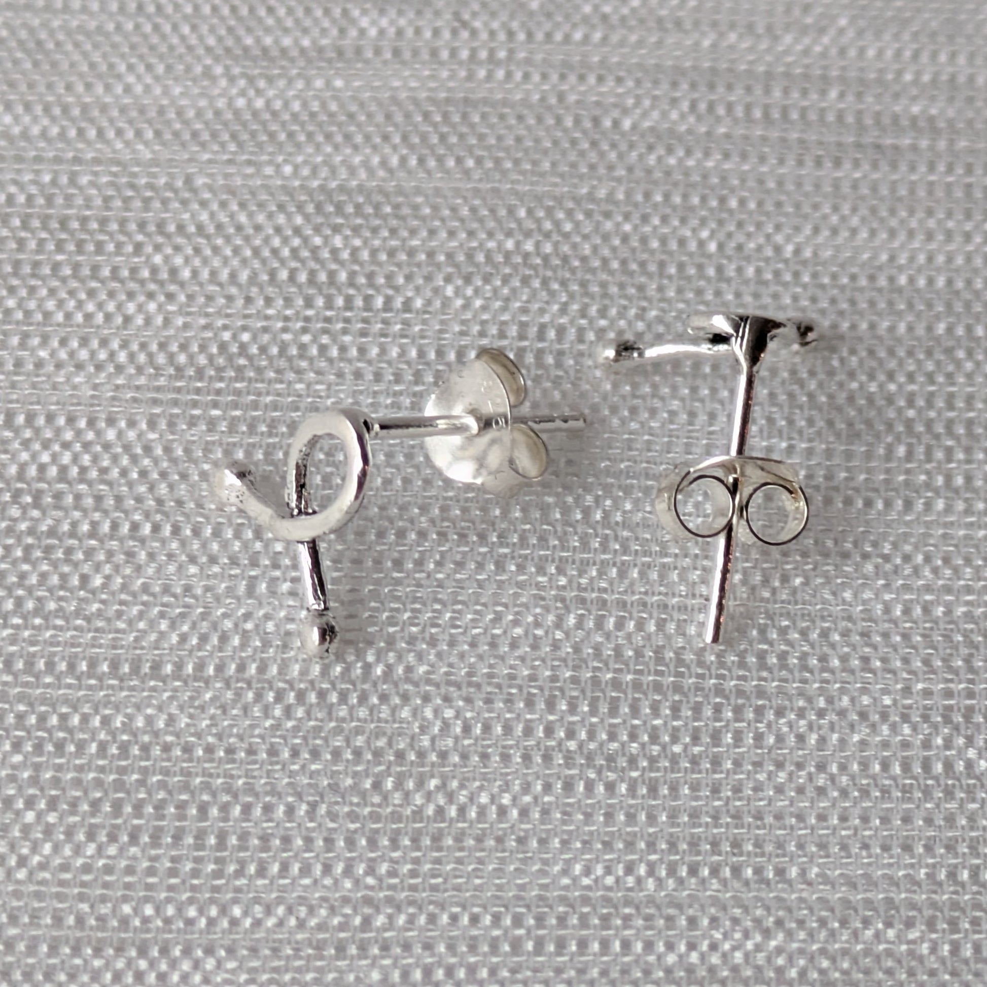 Detailaufnahme der Mini-Ribbon Ohrstecker – feine Verarbeitung und symbolisches Design