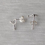 Lade das Bild in den Galerie-Viewer, Detailaufnahme der Mini-Ribbon Ohrstecker – feine Verarbeitung und symbolisches Design
