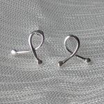 Lade das Bild in den Galerie-Viewer, Mini-Ribbon Ohrstecker aus 925er Silber auf hellem Stoffhintergrund

