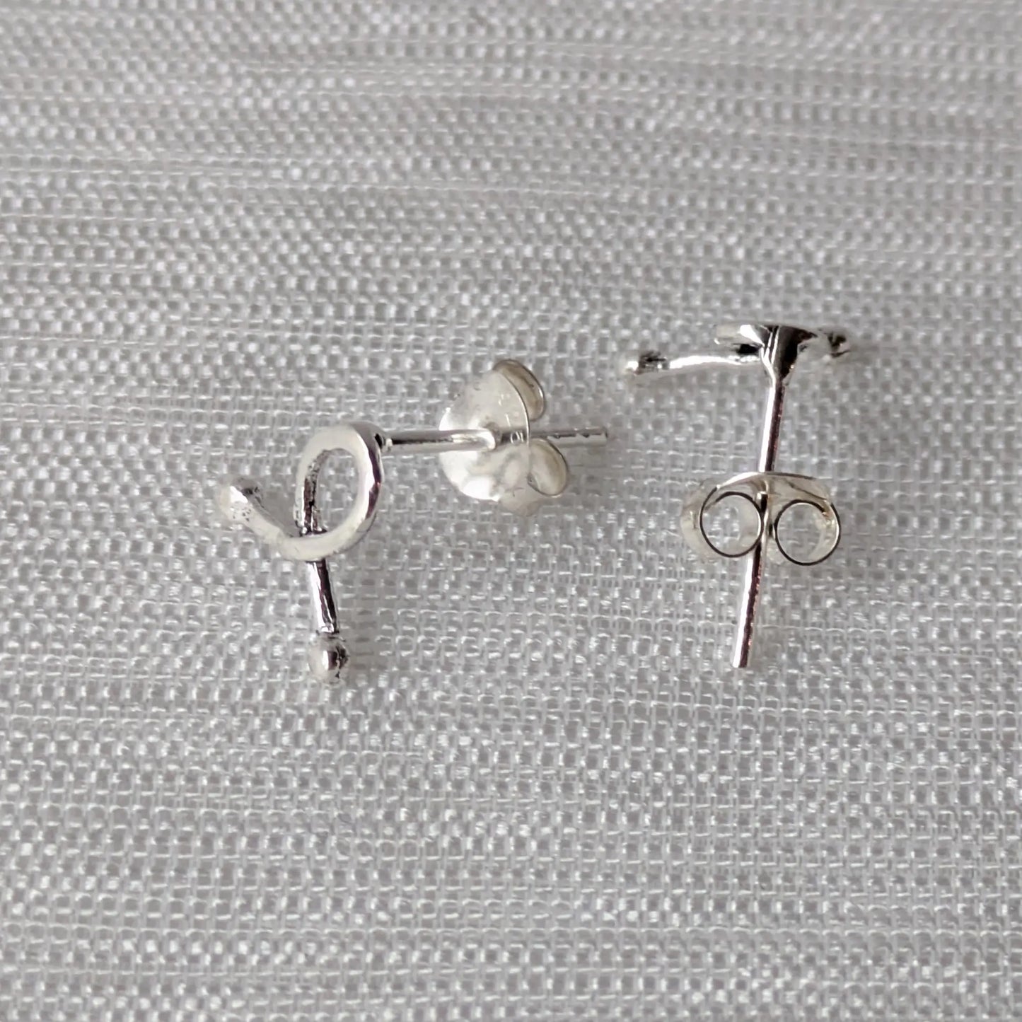 Detailaufnahme der Mini-Ribbon Ohrstecker – feine Verarbeitung und symbolisches Design