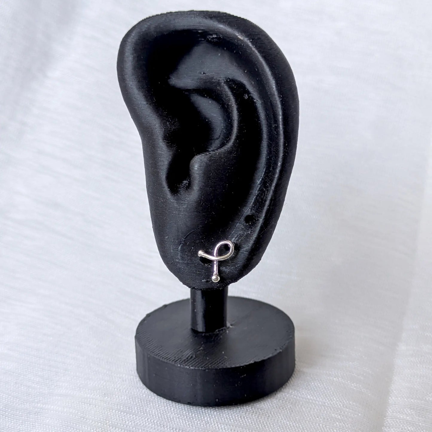 Ribbon Ohrstecker aus 925 Silber am schwarzen Ohr-Display zur Grössendarstellung